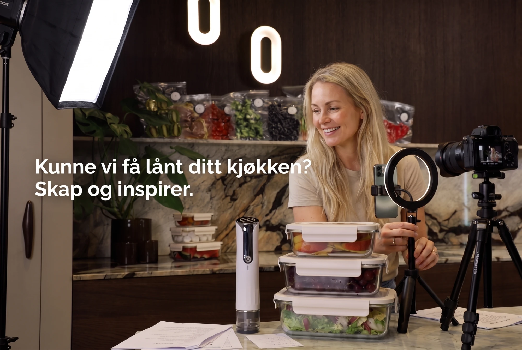 Kunne vi få lånt ditt kjøkken? Skap og inspirer. En kreatør filmer MatBevar Pro og matbokser på kjøkkenbenken